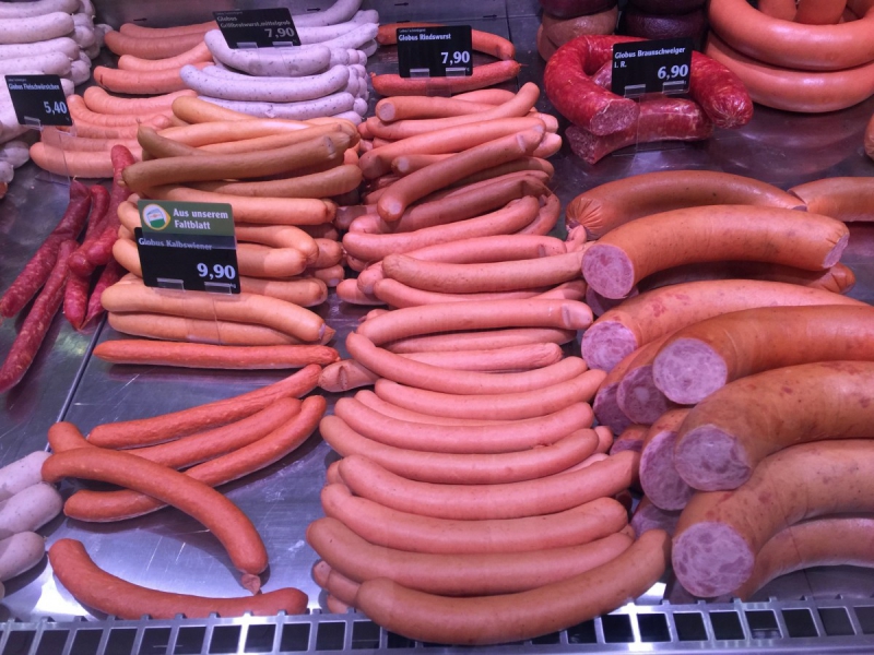 charcuterie-ENTRAUNES-min_sausages_meat_butchery-1069321